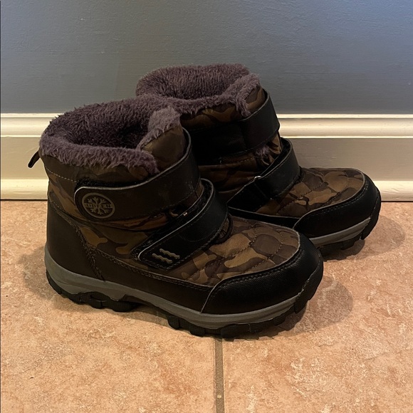 Boy’s Snow Boots - Picture 2 of 8